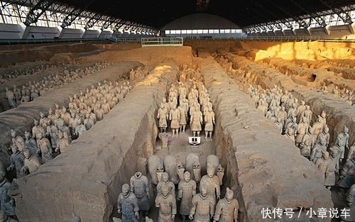 去看兵马俑时,有人说手机掉在地上不能捡,游客:还得买新手机?