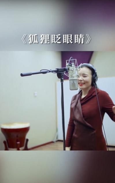 #暗红色#再被龚琳娜新歌洗脑,穿“无痕裙”真能扭,勒这么紧仍没一丝赘肉