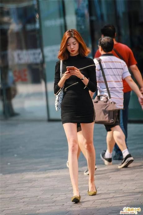 街拍:微胖的美女穿连衣裙,神秘中带着妩媚!