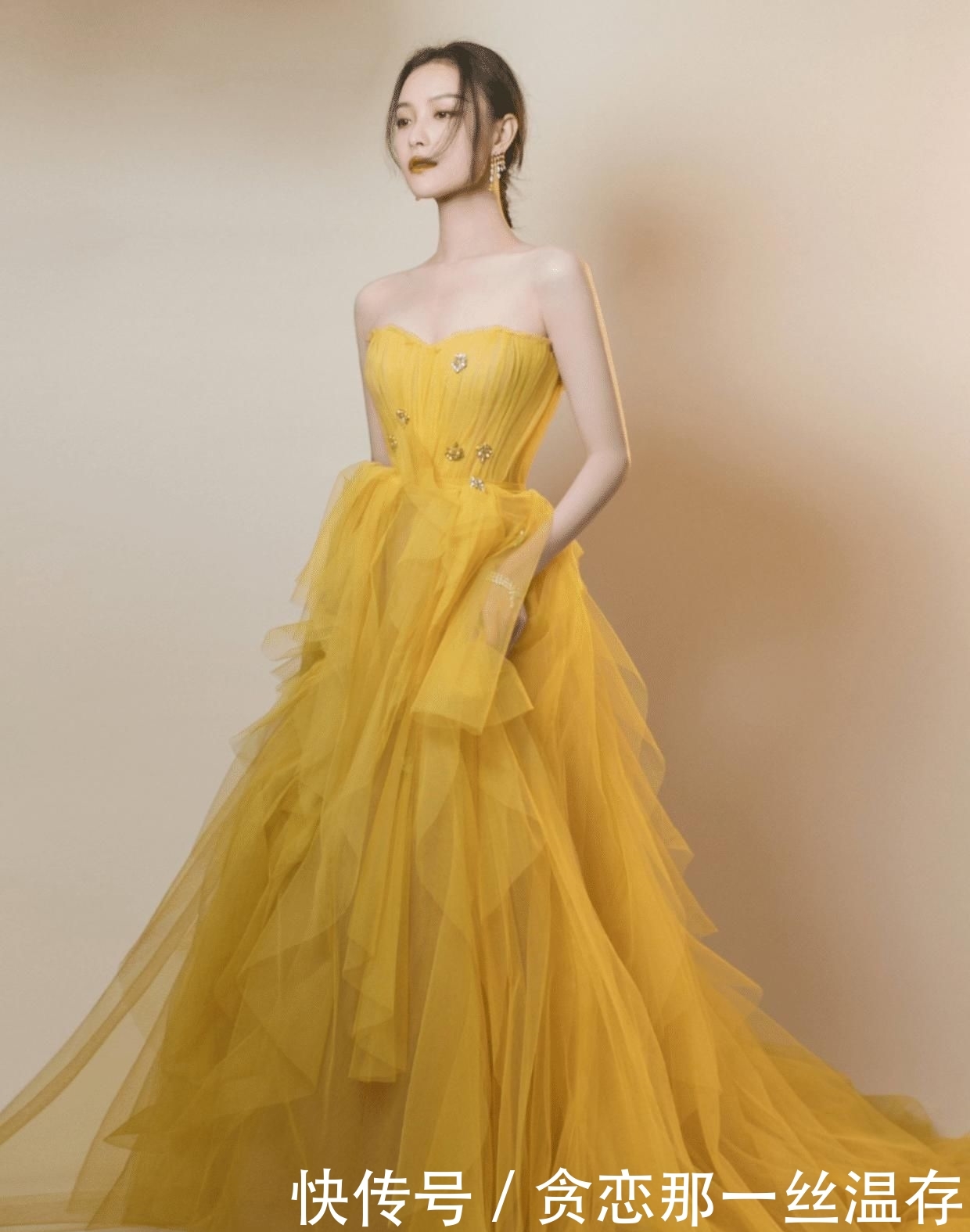 「 金色」穿金色抹胸连衣裙开叉到大腿根,这身材真令人羡慕,被倪妮美到了