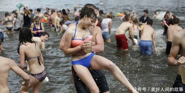 实拍乌克兰泼水节美女大胆豪放，外国游客常抱得美人归