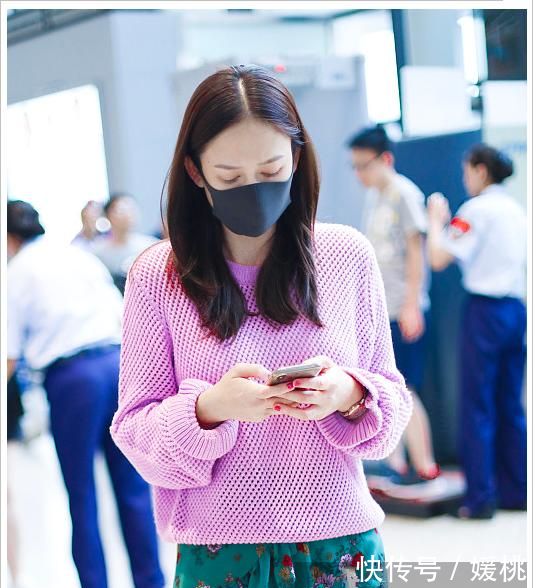 39岁陈乔恩穿同款毛衣撞上26岁周冬雨，网友美是跨越年龄的