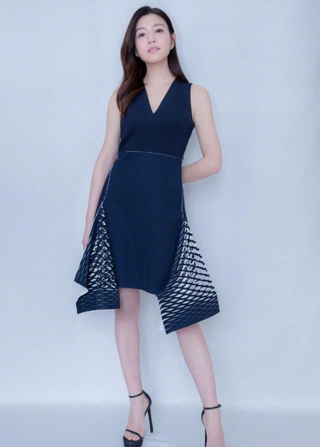 陈妍希穿短裙大秀美腿，搭白T变回初恋脸，戴上墨镜都不太敢认!