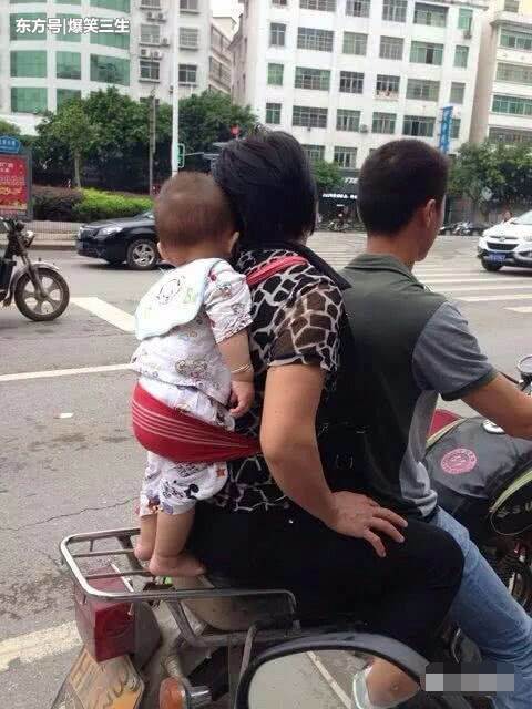 妹子，这裙子也太短了吧，还穿高跟鞋，这下崴脚了，内衣都出来了