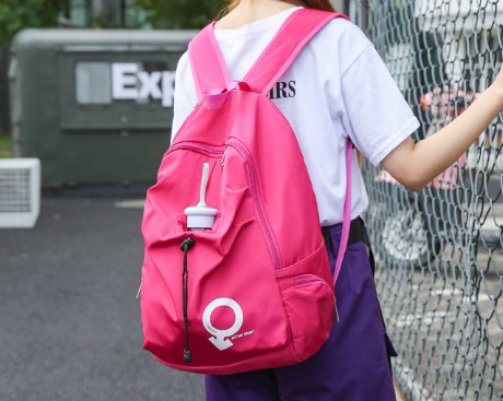 刚发现，这种女包，装水杯特方便，十一旅行就带它，轻便又耐磨