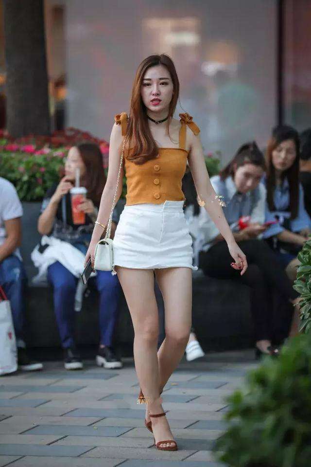 街拍：夏天小姐姐出街单品王，紧身裤VS包臀裙哪个更好看?