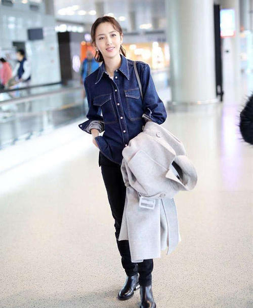 佟丽娅跟王鸥现身机场，一样的穿着，气质却相差太多