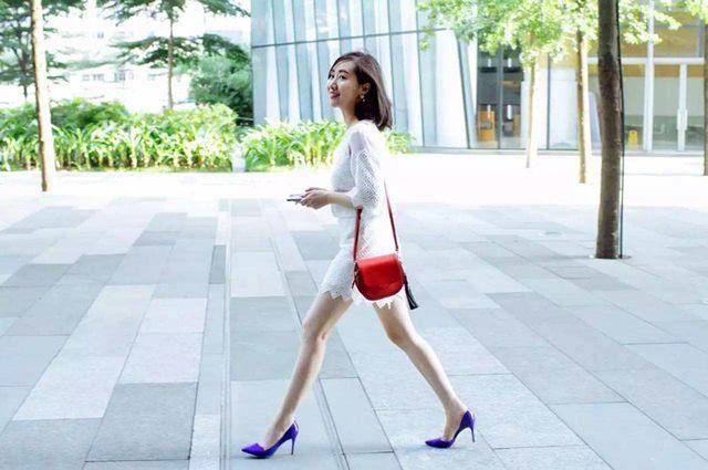  #性感#街拍：女人逛街穿的高跟鞋，真是时尚性感又百搭！