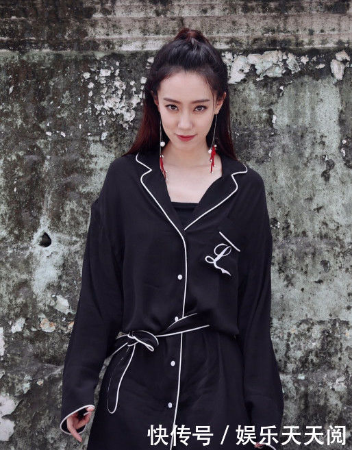 她与杨幂曾是同班同学，却沦落到被贾玲当女配，捧不红因长得太美