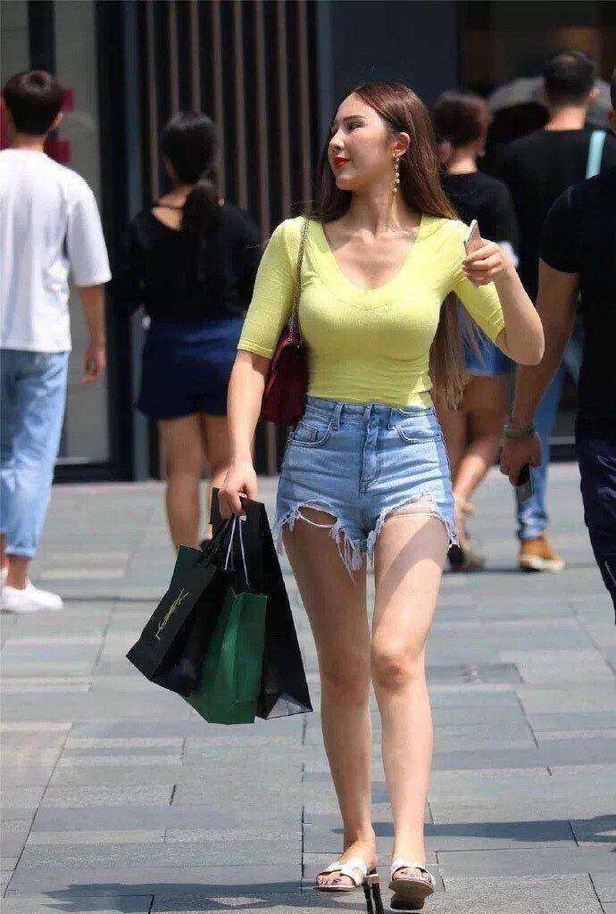 街拍：薄款紧身T恤的小姐姐，若隐若现凸显丰腴好身材