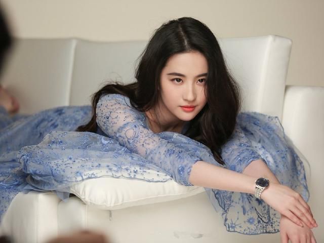 30岁刘亦菲，穿深V刺绣薄纱裙惊艳众人