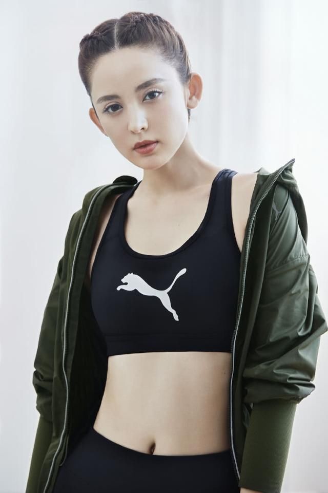 古力娜扎秀美腿，姿势魅惑让人想入非非，头发后梳，脖子却惨了