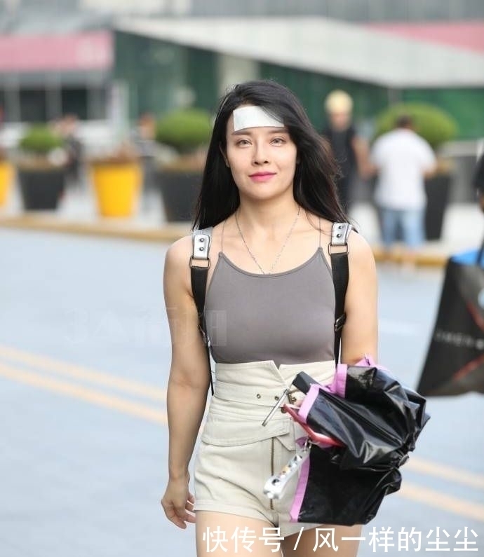  微胖■路人街拍微胖女孩也可以穿裸色，搭配对了就很时髦