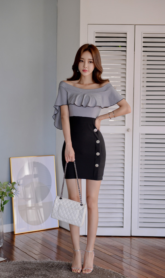 女神孙允珠，沥青花蛾荷叶飘带抹胸包臀裙