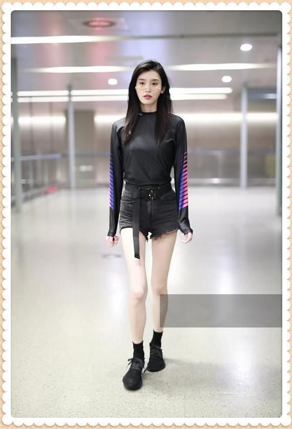 看了何猷君的机场照，再看看奚梦瑶，网友直呼：这也太像情侣装了