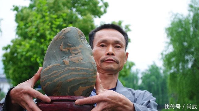 农民7年前捡了一块6公斤石头 博览会上叫卖600万