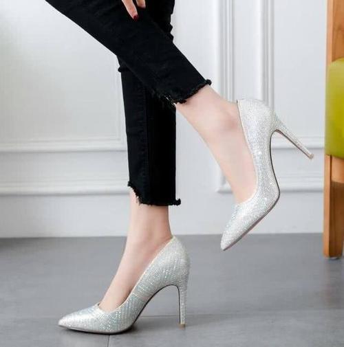 精致到极致的女人,总对尖头浅口的高跟鞋情有独钟