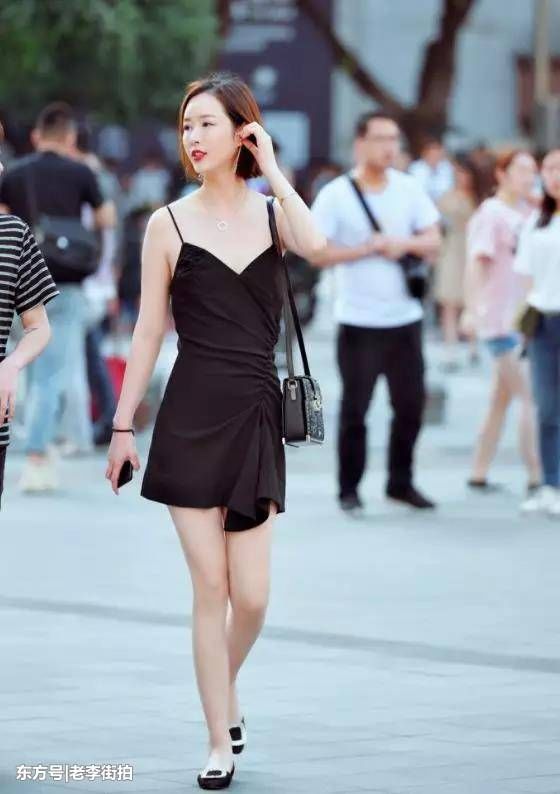 街拍：楚楚动人，身材修长又苗条又性感的美女