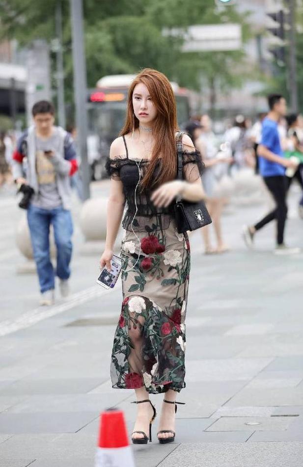 身穿薄纱吊带衣的小姐姐，胸前还开一个小口，美的很有别致感！