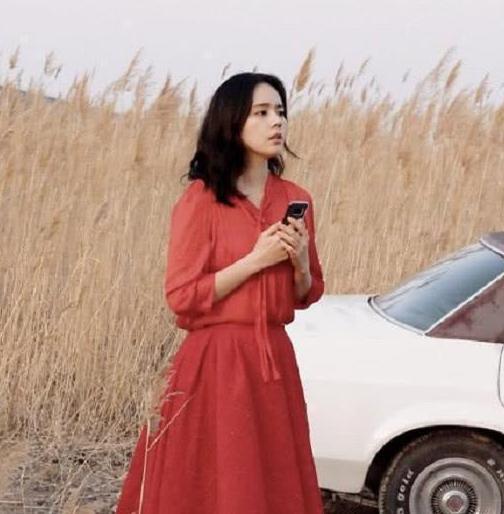 西服裤上套裙子? 却意外时尚显腿长, 不愧是“母胎美人”韩佳人!