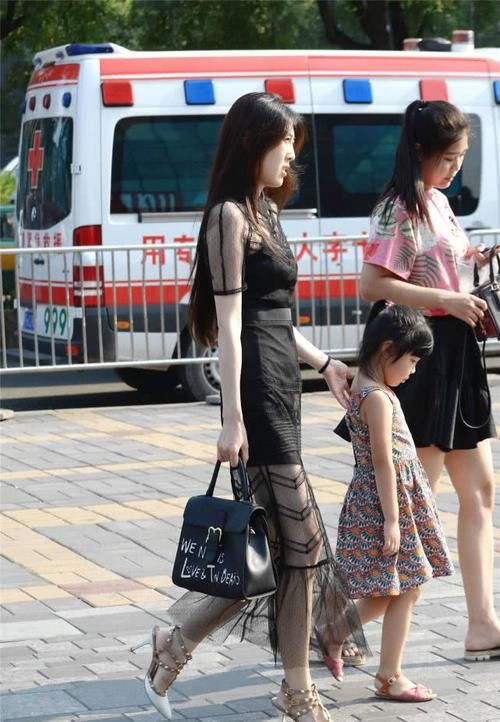  精致@白色尖头细跟铆钉鞋，搭配出精致的效果，黑色纱裙穿搭显瘦