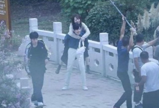 【背着】《余生请多指教》最新路透，顾医生上演英雄救美，背着女友离开！