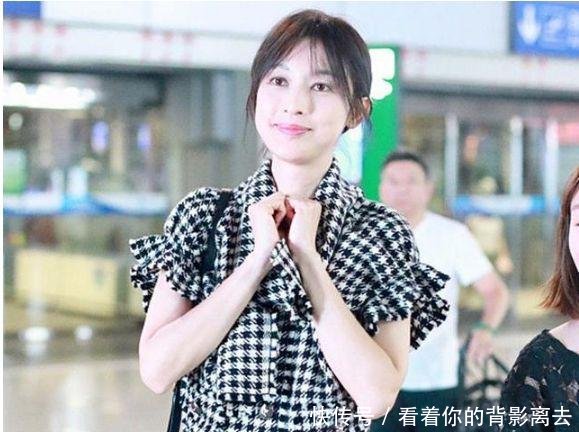 张俪穿黑白格子上衣搭配黑色皮裙现身机场 留着刘海长发气质甜美
