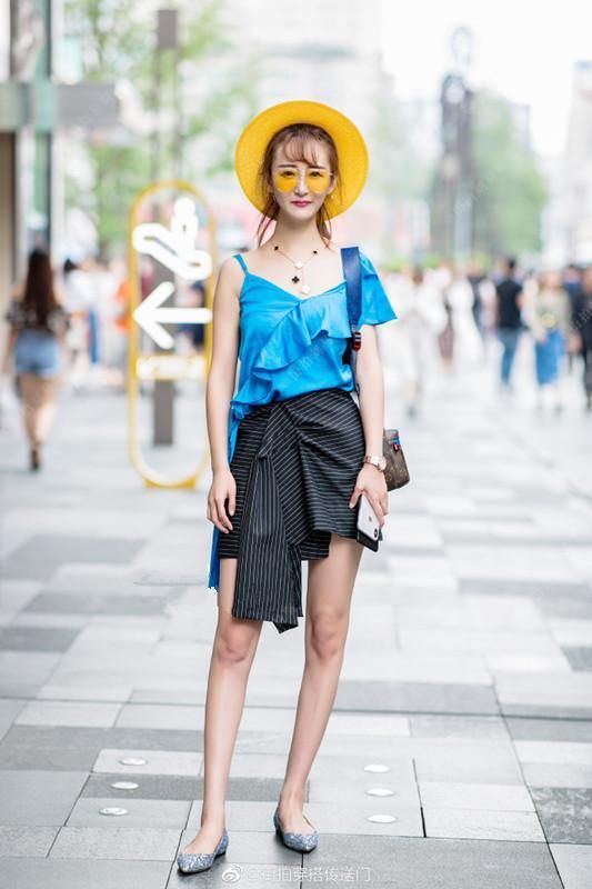 东莞街拍 性感短裤秀出美女好身材 图七小姐姐给满分不为过