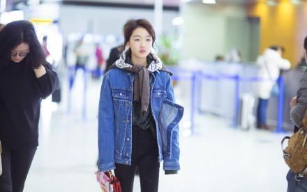 鞠婧祎和周冬雨街拍照对比，“四千年美女”与金马影后谁更好看？