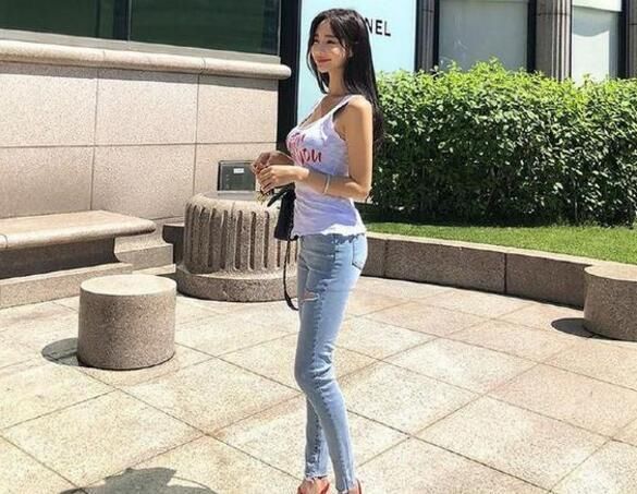 牛仔裤修饰女人身段,尽显女神风范,看起来特别的动人