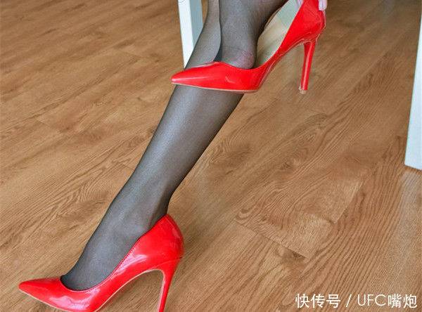 红色高跟鞋搭配黑色丝袜，不一样的优雅味道