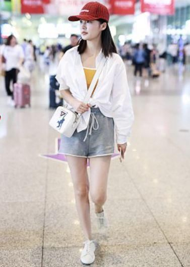 李沁的腿有多细，小号超短裤都穿不满，网友：也就比我胳膊粗点