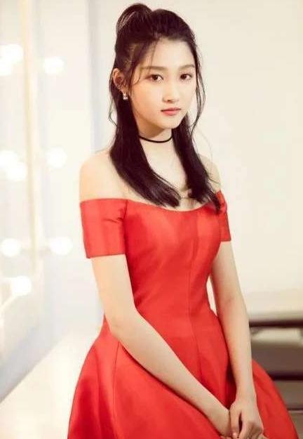 20岁关晓彤与28岁Angelababy，梳同样的发型，差距怎么这么大呢