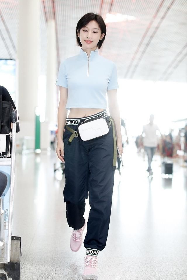 张俪上身只穿了件裹胸，也敢敞开外套狂炫腹，网友：太拼了！