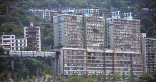  「穿过」重庆轻轨从楼中穿过，吵不吵？晃不晃？楼里的居民这么