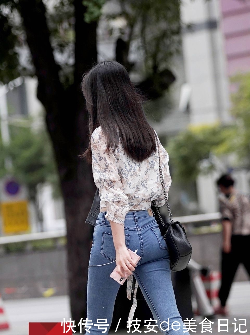 「牛仔裤」街拍:只要身材好,哪怕最简单的衬衣牛仔裤也是完美的