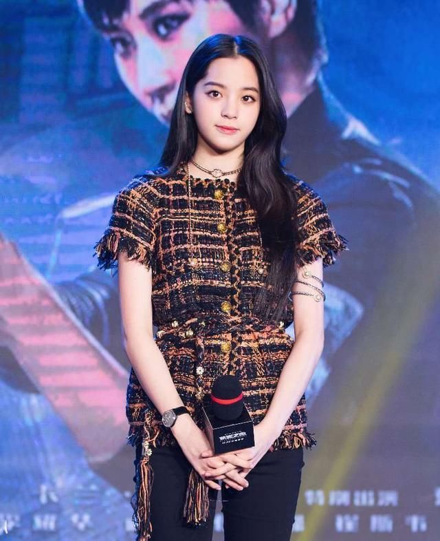  「长款针织小」女星们穿小香风外套,你被谁有惊艳到?