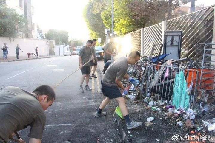  「人民日报」大律师指驻港部队便装清理街道合法，人民日报：阵
