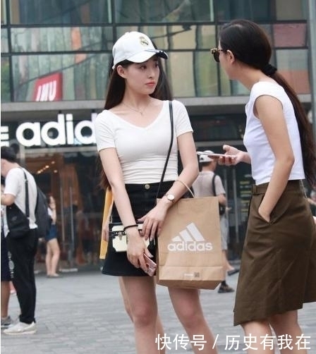 才能|街拍:具有百搭属性的白色上衣,如何搭配才能成为街头亮点