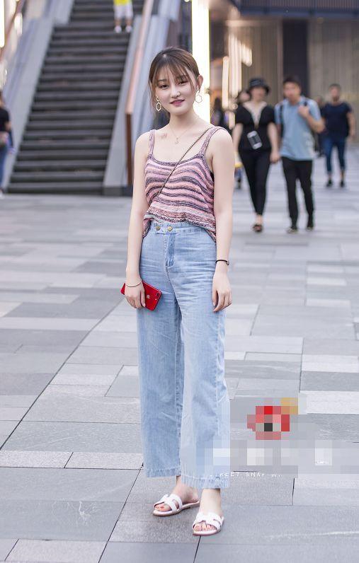 街拍：美女穿吊带裙，确认过腿型，这绝对是女神呀！