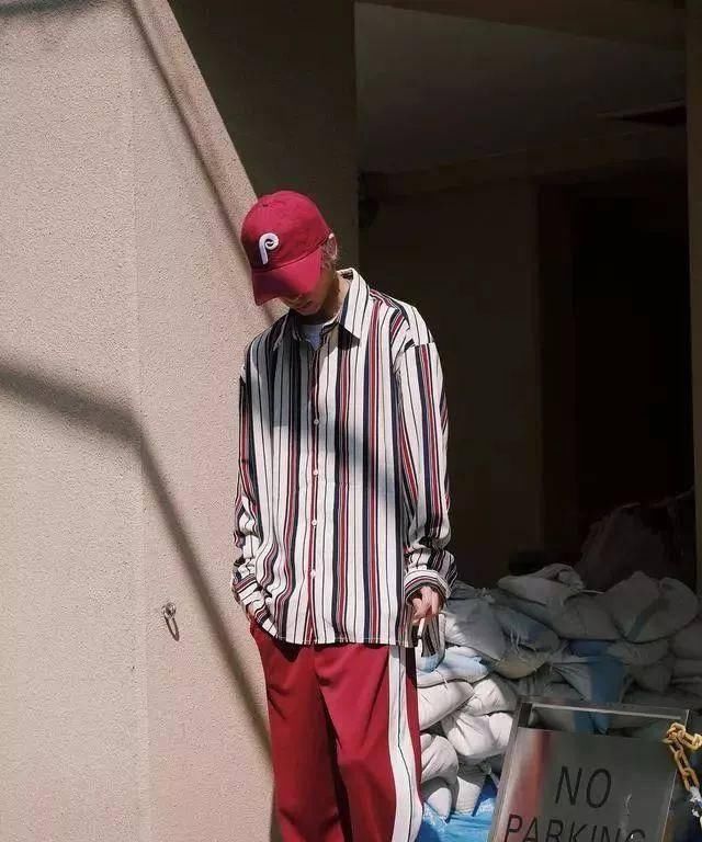 「条纹」距离征服春夏穿搭,就差一件条纹单品的距离