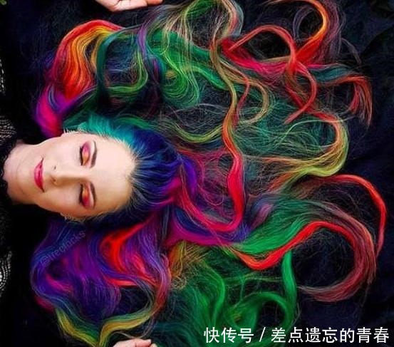 长达@女子长达12年不剪头发,头发长1.5米,头发散开如同一道彩虹