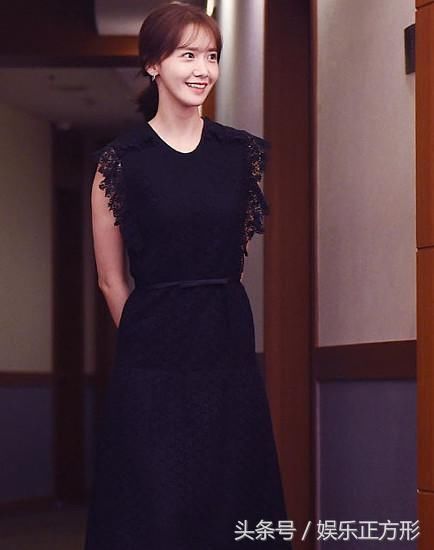 林允儿把紧身牛仔裤提到了腰间！网友：还能坐下吗？