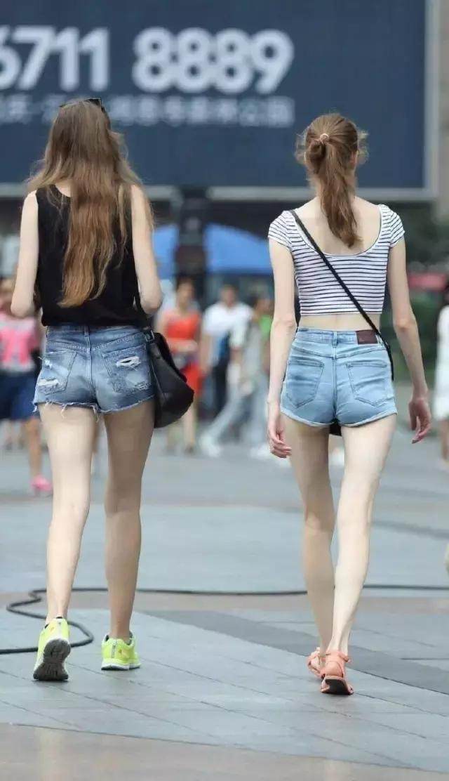 路人街拍 热裤越来越短, 小姐姐敢再短一点吗?