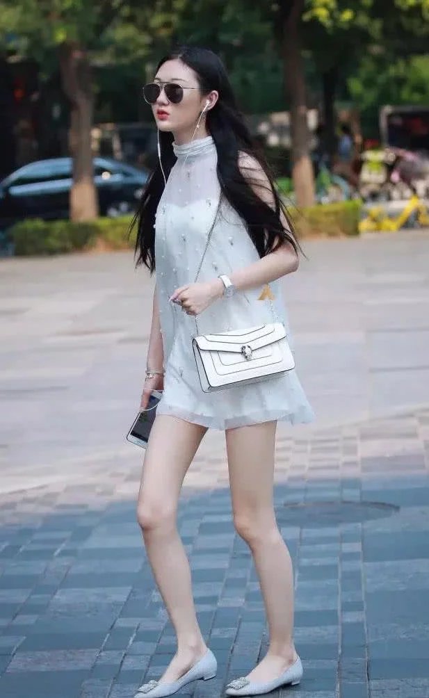 气质小姐姐白色抹胸纱纱裙玲珑有致，走路摇摆姿态别有风味，白皙