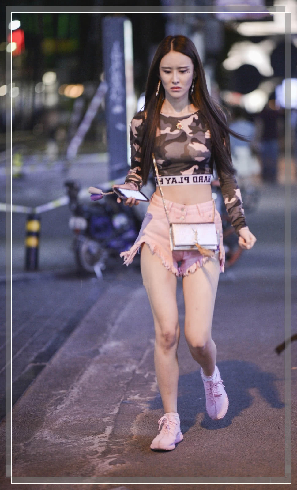 气质小姐姐迷彩衣搭配粉色短裤，新潮运动型美女长发飘飘身材火辣