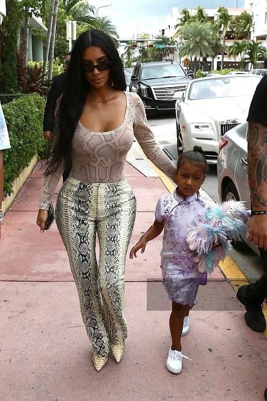 金卡戴珊真疯狂，那么紧的蛇纹装套身上，网友：一般人驾驭不来