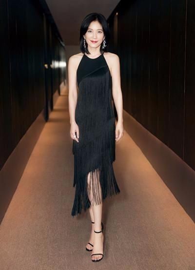 俞飞鸿一席裹身礼服，网友:46岁的女人真不该穿这样!显胖!