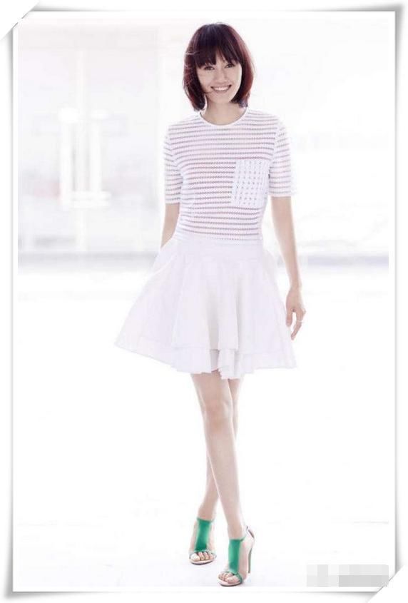 袁泉厉害！白T配仔裤完美展现简约风，网友直呼：重点都在鞋子上