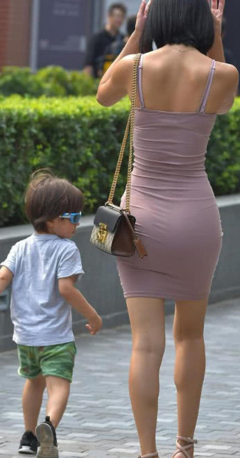 时尚辣妈带混血儿子上街，身材微胖曲线婀娜，诠释她熟女的美